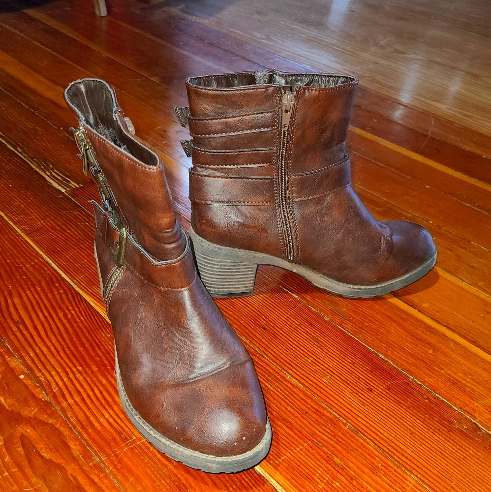 Brown casual boots